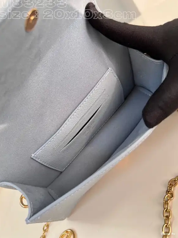 Lily LOUIS Chain VUITTON Wallet On 0626